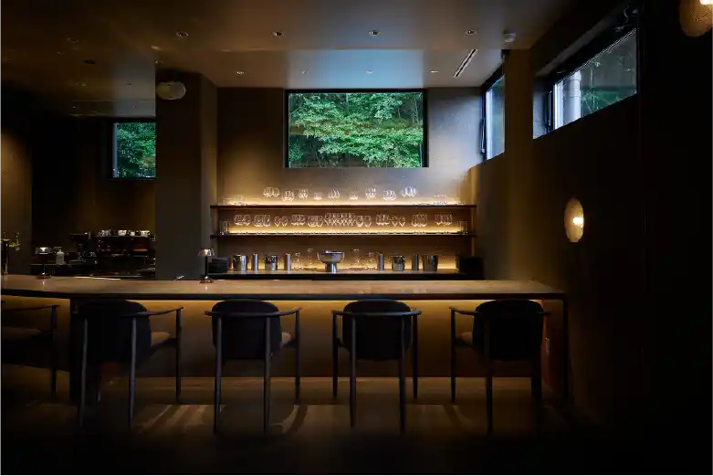 大型モニターを望むバーカウンターのある店内空間