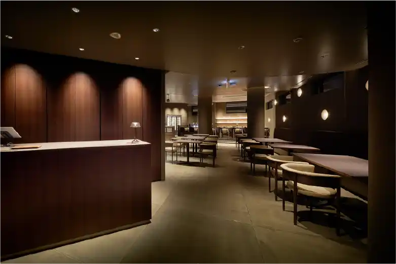 エントランスから客席を見渡せる店内空間