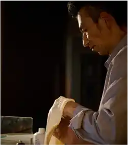 調理中のシェフ三富