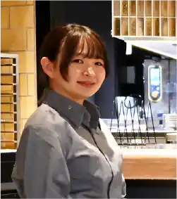 店内に立つキッチンスタッフ梅田