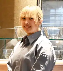店内で働くホールスタッフ髙橋